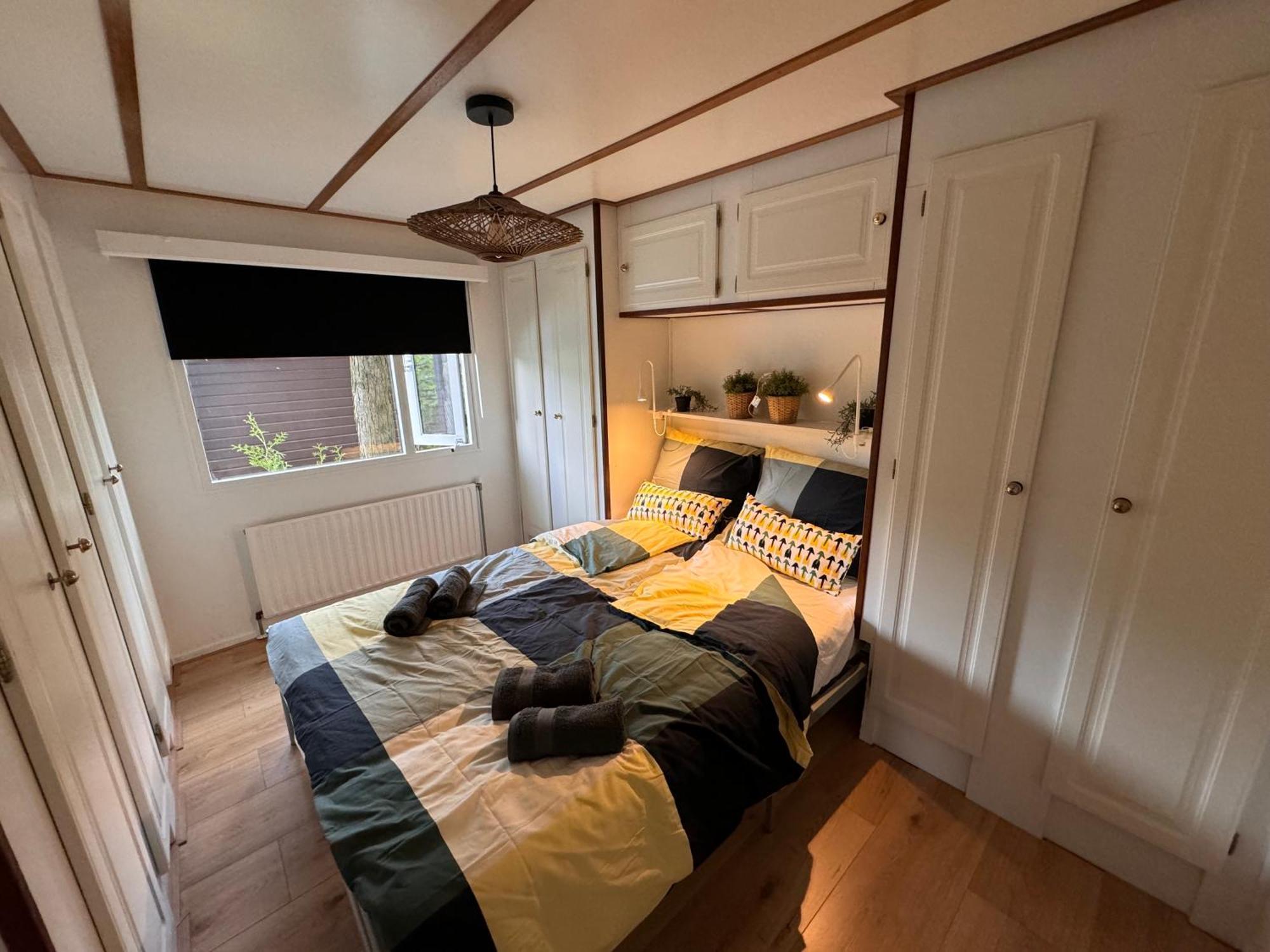 Ruim En Luxe Chalet Privetuin - Park 'De Ijsvogel' Apartamento Voorthuizen Exterior foto