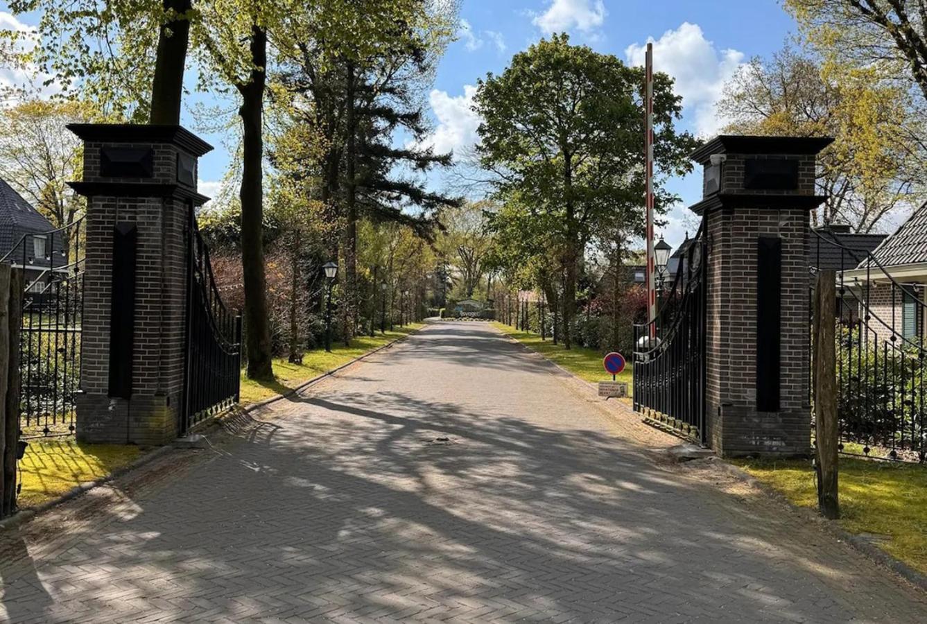 Ruim En Luxe Chalet Privetuin - Park 'De Ijsvogel' Apartamento Voorthuizen Exterior foto